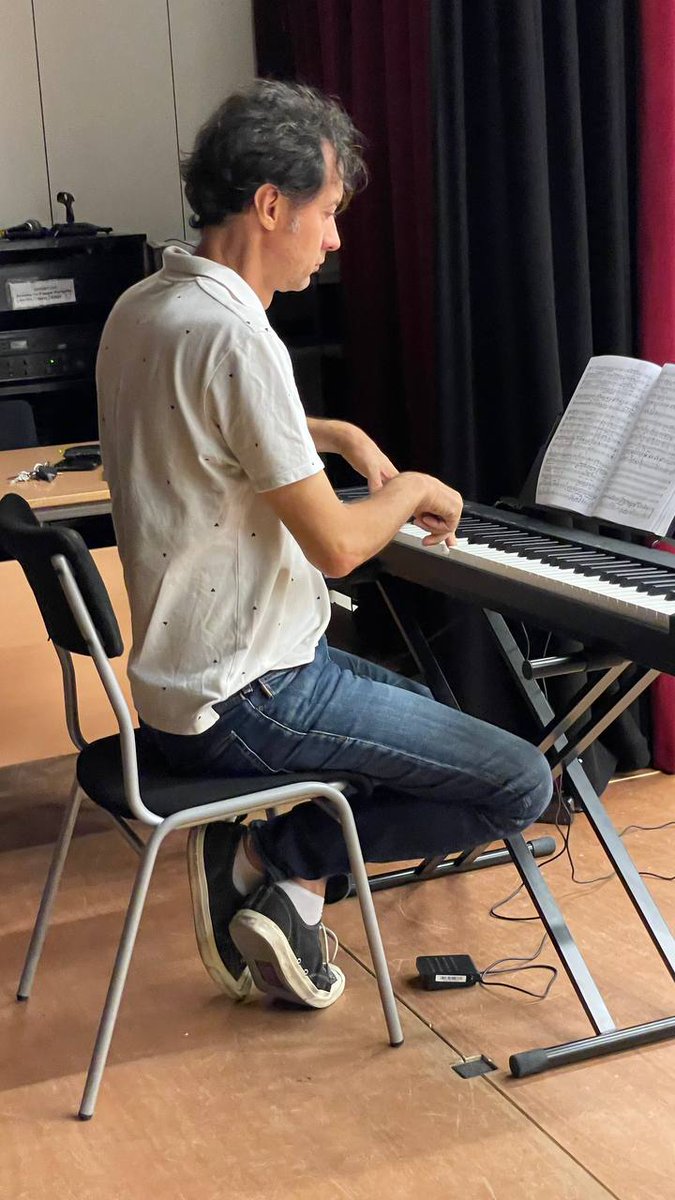 MessiesBcn's tweet photo. A #Girona comencem assaigs del #Messiesparticipatiu 2023. Amb en @MartiFerrerB  com a director preparador i en @claudiosuzin com a pianista.
Anem a bon ritme i el primer assaig ja sona força bé!
fotos @Adrateia https://t.co/PCuNFshY8a