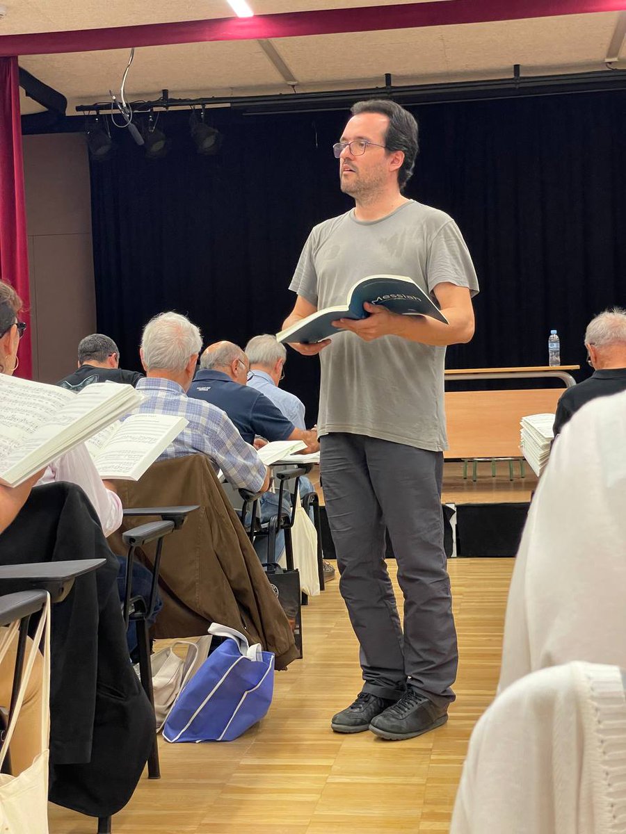 MessiesBcn's tweet photo. A #Girona comencem assaigs del #Messiesparticipatiu 2023. Amb en @MartiFerrerB  com a director preparador i en @claudiosuzin com a pianista.
Anem a bon ritme i el primer assaig ja sona força bé!
fotos @Adrateia https://t.co/PCuNFshY8a
