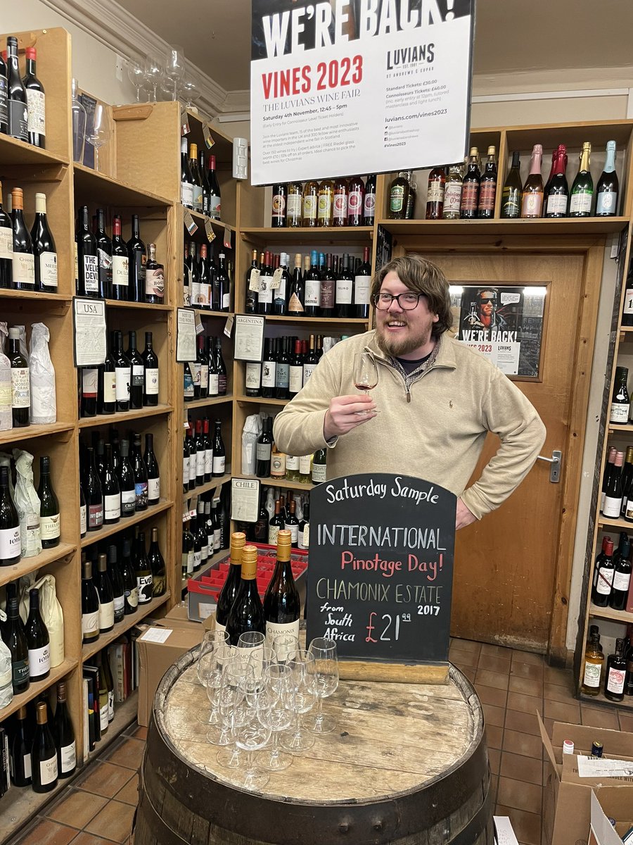 Luvians's tweet photo. Quentin seeing the light this #PinotageDay thanks to the delicious @ChamonixWine Greywacke Pinotage 2017 🍷
Delicious cherry fruit, cigar box, spice & liquorice. Great with a hearty stew or charred squash as the nights draw in. 🥘 🎃
@WOSA_UK @ABSWines @Alexander_Wines https://t.co/YWvBkrjtBq