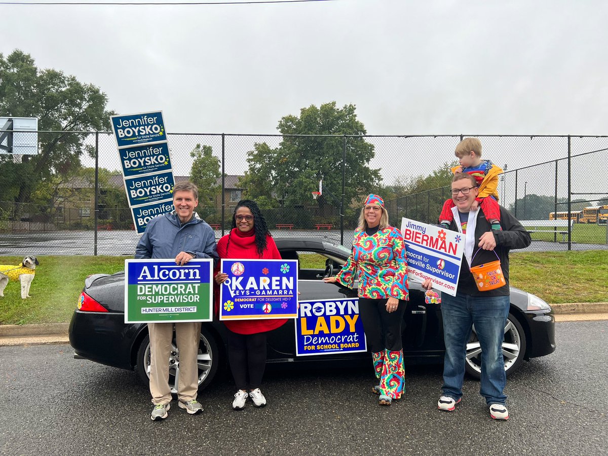 Happy Homecoming Herndon! Kicked off this morning by marching with <a href="/DranesvilleDems/">Dranesville Democrats</a> at the homecoming parade. Go Hornets!