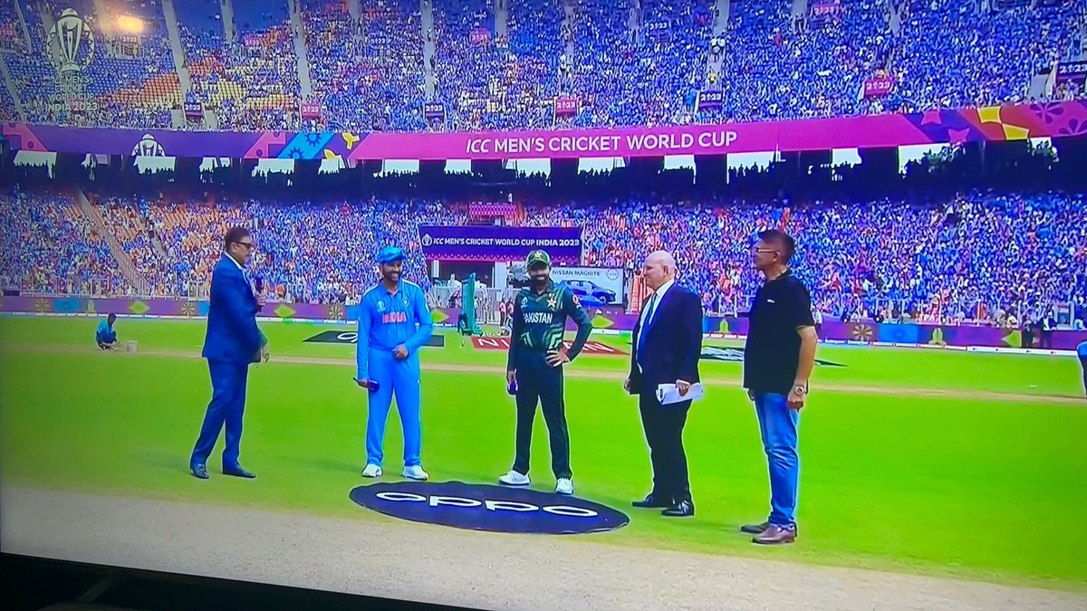An amazing experience of a lifetime! A rare opportunity to be at the Toss for #INDvsPAK clash during the #ICCCricketWorldCup23 , clicking a selfie with <a href="/ImRo45/">Rohit Sharma</a> &amp; <a href="/babarazam258/">Babar Azam</a> using the latest best in class #OPPOFindN3Flip , looks like I m the lucky mascot for #IndianCricketTeam