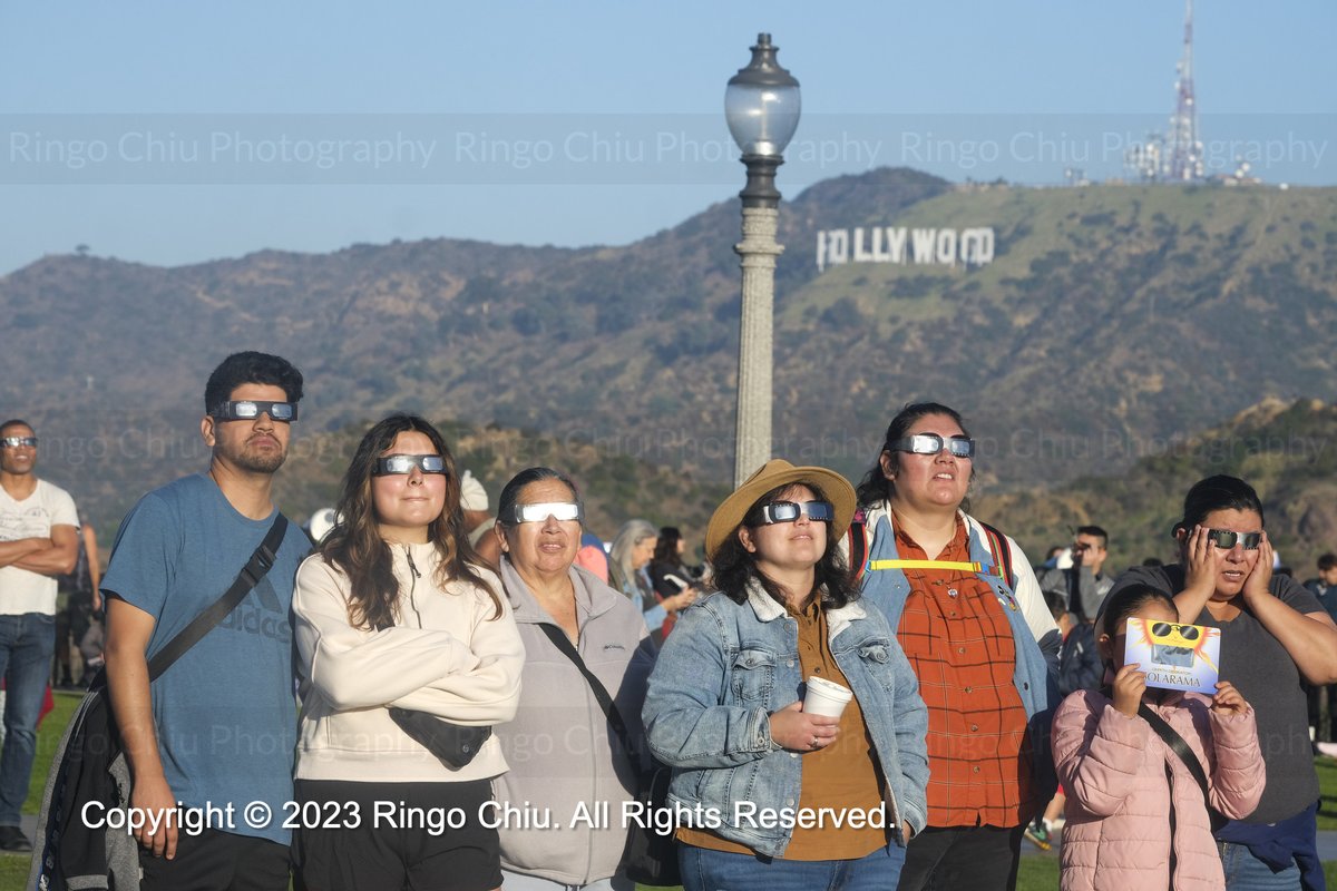 ringochiu's tweet photo. Solar enthusiasts watch the solar eclipse at the #GriffithObservatory in Los Angeles. #SolarEclipse https://t.co/wMxsJ5pGLf