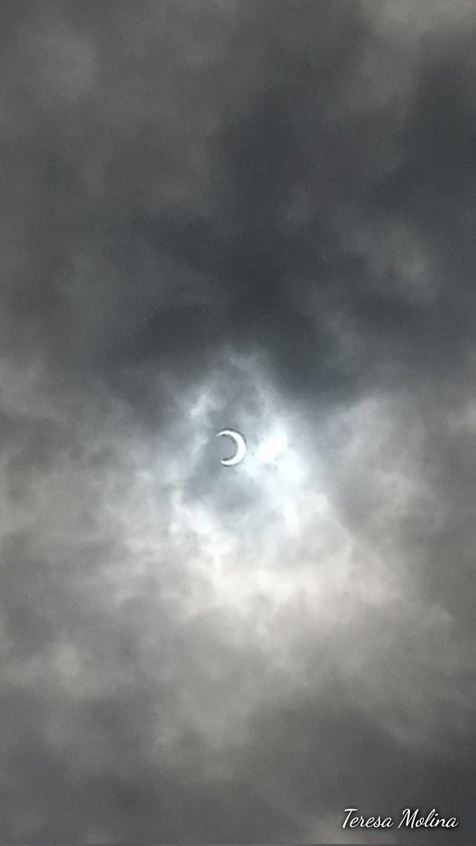 tedafeda's tweet photo. Entre lo nublado #ElEclipse  así lo vimos aquí en #PiedrasNegras no había cielo despejado pero se veía muy claro este efecto.
Lo capté a las 11.56 am tiempo de nuestra Frontera #PiedrasNegras Coahuila Mx
#Eclipse2023 #EclipseSolar https://t.co/T73woqmJMi