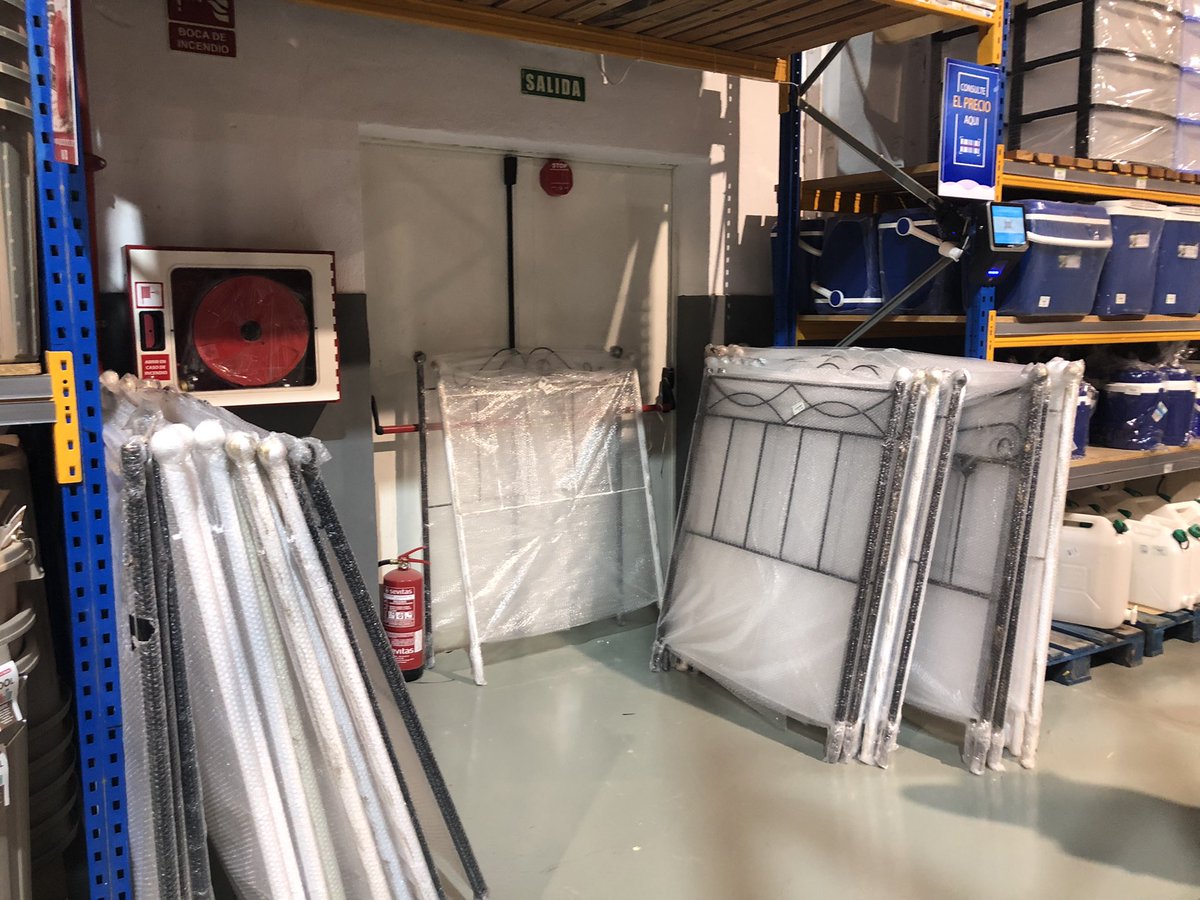 vallegege's tweet photo. Luego nos preguntamos que ha podido pasar cuando sucede una tragedia como en las discotecas de Murcia. Esto es un almacén nuevo en sevilla, Platicolandia, salidas de emergencia obstruidas y bies sin conectar a la red @EmergenciasSev https://t.co/UdfbVVzDdm