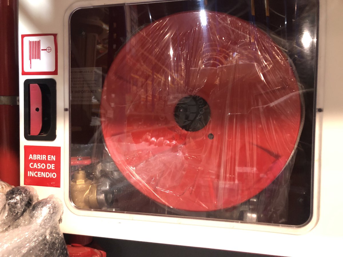 vallegege's tweet photo. Luego nos preguntamos que ha podido pasar cuando sucede una tragedia como en las discotecas de Murcia. Esto es un almacén nuevo en sevilla, Platicolandia, salidas de emergencia obstruidas y bies sin conectar a la red @EmergenciasSev https://t.co/UdfbVVzDdm