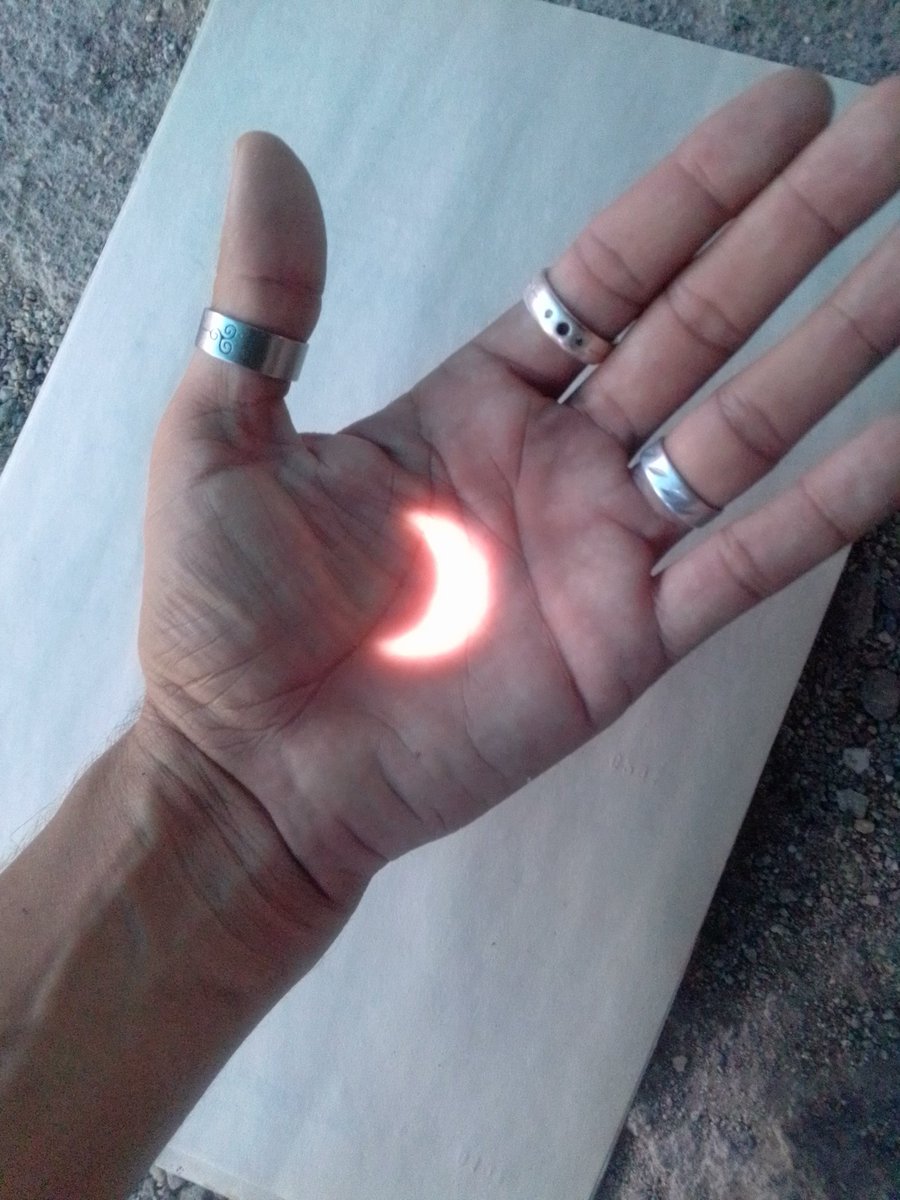 Retraviezo's tweet photo. Eclipse de sol en la palma de m mano #EclipseSolar https://t.co/BHuIujW6OG