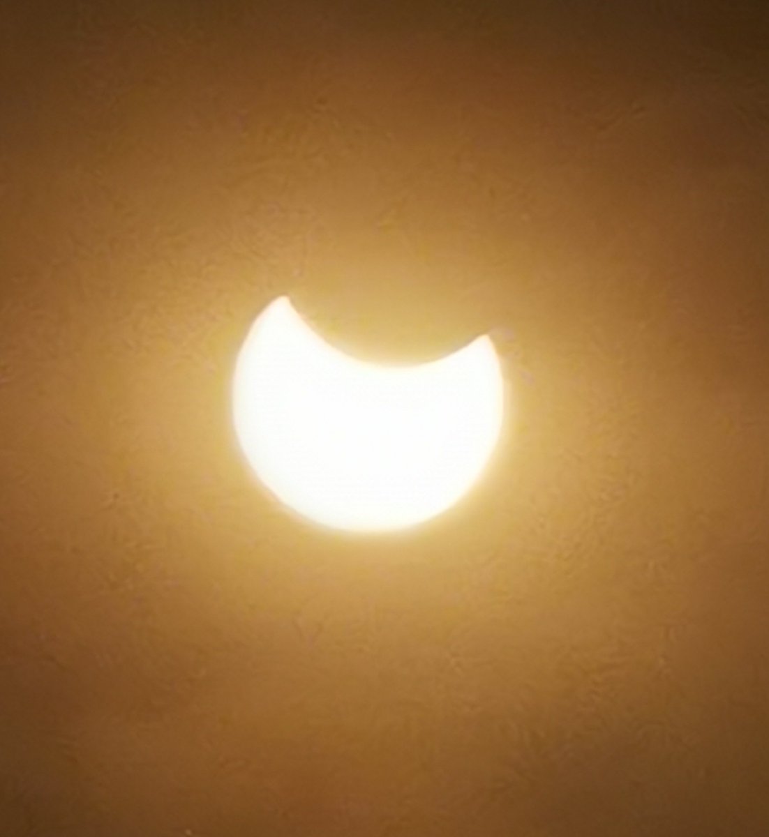 CreativityLogic's tweet photo. Solar eclipse #RingofFire https://t.co/9Ac8SXmvgL