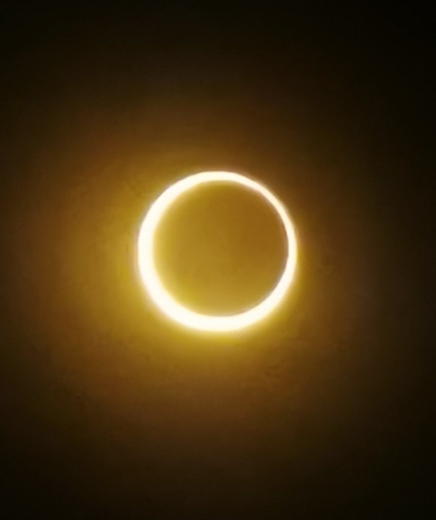 CreativityLogic's tweet photo. Solar eclipse #RingofFire https://t.co/9Ac8SXmvgL