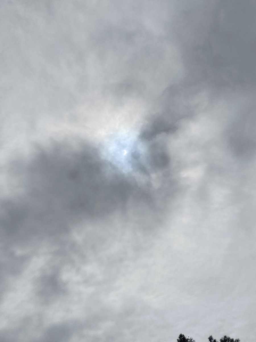 maroliii's tweet photo. #EclipseAnularSolar #SolarEclipseinLibra https://t.co/X3VGww5J35