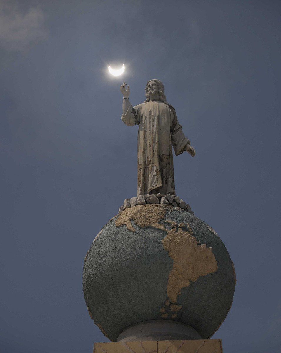 SandraYaniraSV's tweet photo. ¡Qué espectáculo! 🤩

Eclipse en El Salvador. 🇸🇻

📷: Diego García, Diario El Salvador. https://t.co/bwTacSUtL4