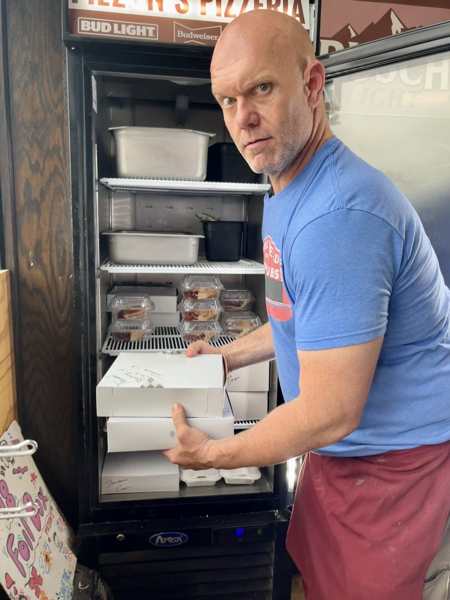 ngcitycafe's tweet photo. Dinner idea on this rainy Saturday? Celebrating a bye week victory?
Phone in your go to @PiezonsPizzeria pizza (we recommend the Dave👩🍳 💋) and grab a City Cafe pie for dessert.
Fall favs like Pumpkin, Peach Crumb, and Pecan just got dropped off, plus more!
#newmangrove #pierun https://t.co/ai6xsAZTWn