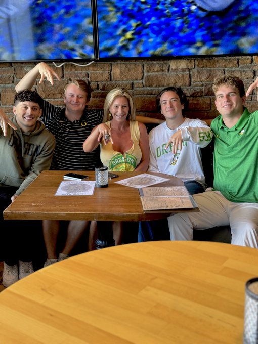Making friends wherever I go&hellip; 1 Duck fan 🦆 at a time!! That ring is heavy AF #GoDucks @oregonfootball<a href="/tag/goducks"class="tags"><span>#goducks</span></a>