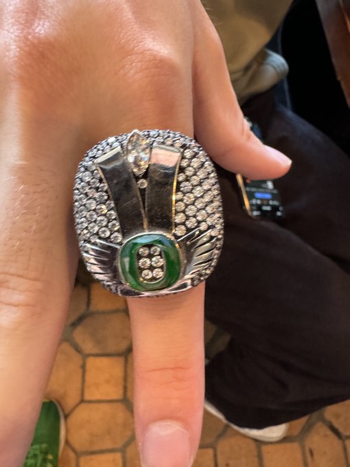 Making friends wherever I go&hellip; 1 Duck fan 🦆 at a time!! That ring is heavy AF #GoDucks @oregonfootball<a href="/tag/goducks"class="tags"><span>#goducks</span></a>