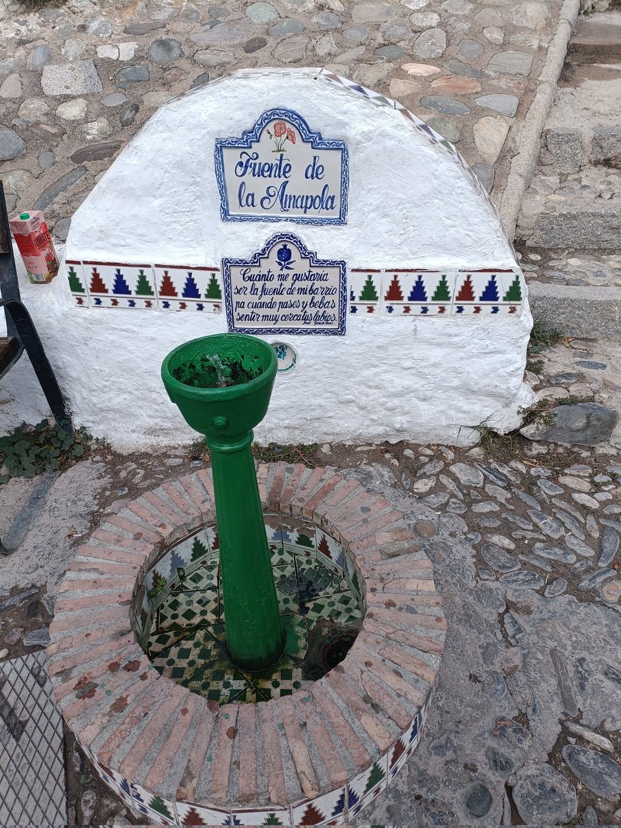 crispi32's tweet photo. Fuentes por todos lados para beber agua 💧, me encanta 😍#water #andalucia https://t.co/YWxuAHacYS