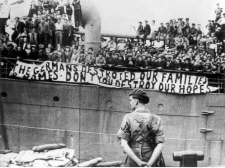 CryptooSeneR's tweet photo. Yıl 1947 Hitlerin zulmünden kaçan Yahudiler Filistin’e göç ediyor. 

Gemide “Almanlar ailemizi yok etti, siz umutlarımızı yok etmeyin” yazıyordu. 
70 yıl sonra ortada Filistin kalmamak üzere. 

Tarihi ders;
Acıyarak ülkene soktukların bir gün başınıza en büyük bela olur.

Afgan? Suriye'li? Bilmem nereli? Hikaye çok tanıdık değil mi?