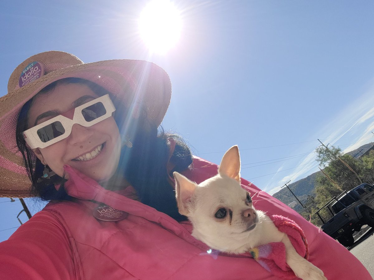idalialt's tweet photo. Watching the eclipse with my chihuahua Tekila and neighbors!

https://t.co/zwdbciujq8 #working4change https://t.co/wUuRD5pFzE