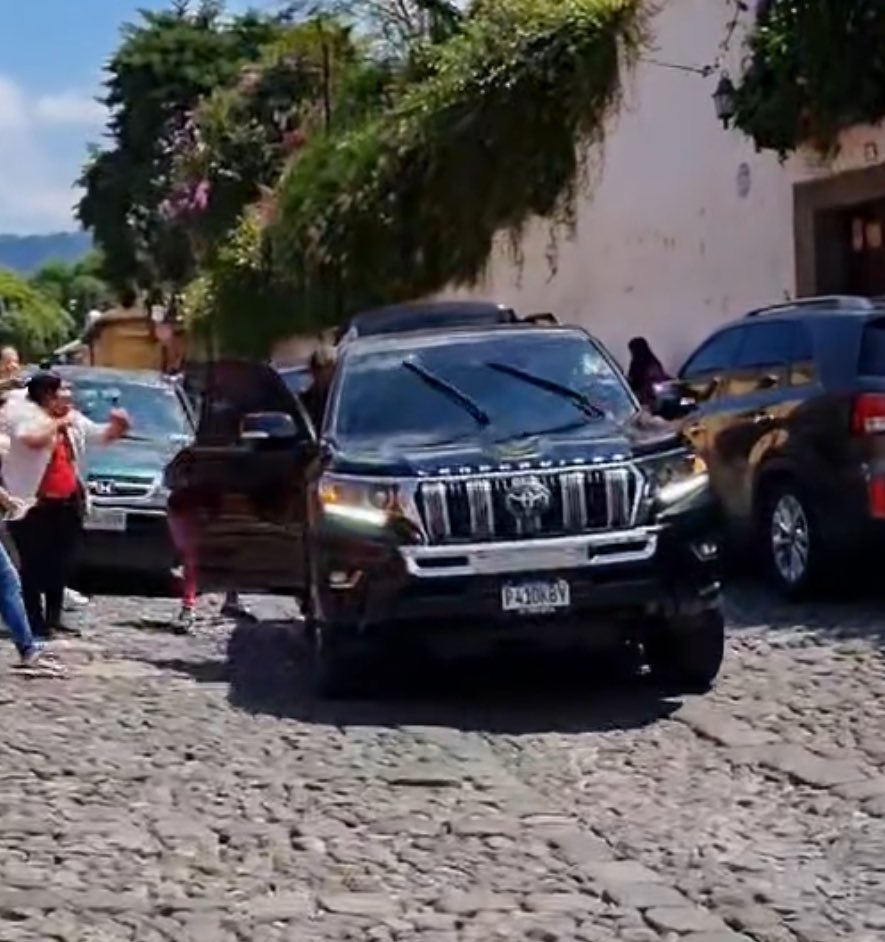 Rafa_Mal0072's tweet photo. No vayan a andar averiguando de quién es la camioneta Toyota Prado negra en la que se fueron… https://t.co/WGkBEZhj8b
