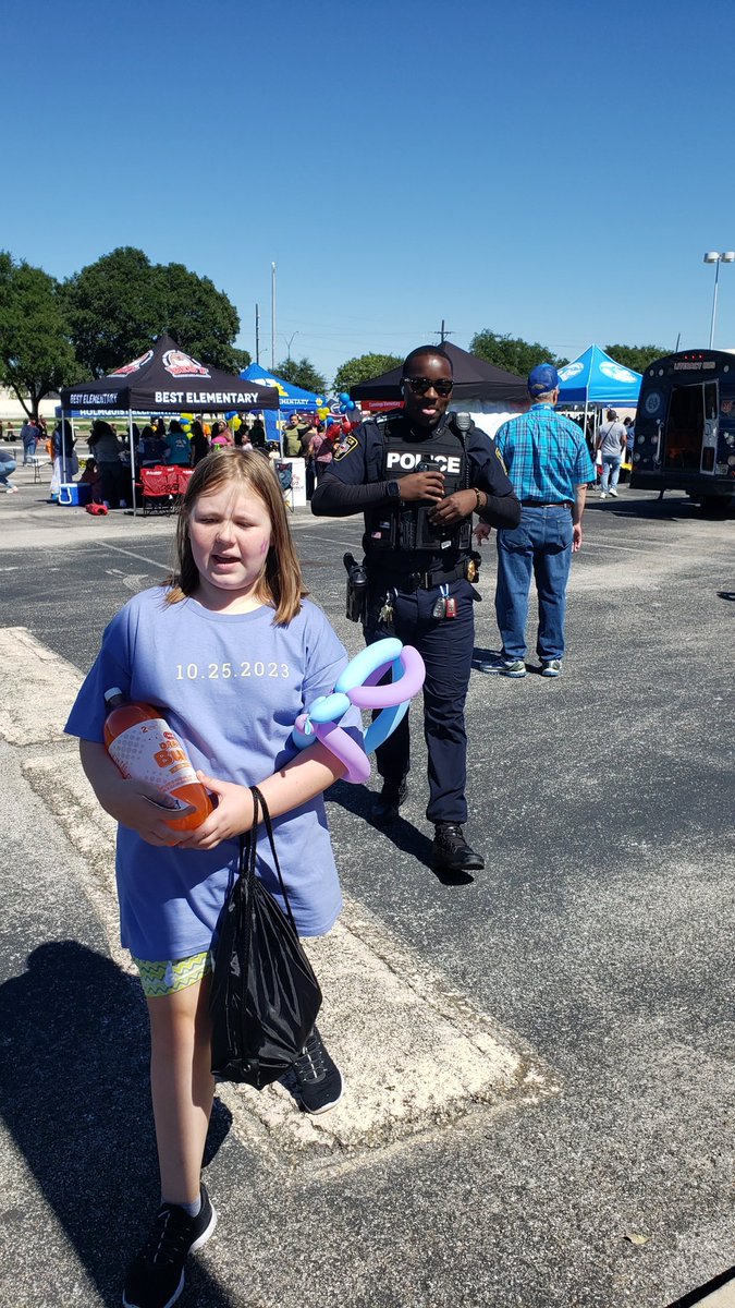 Our Police Department making sure our kids are reconnected with their families. Thank You!  #AliefProudDay <a href="/Alief_Fame/">Alief FACE</a> <a href="/AliefISD/">Alief ISD</a> <a href="/HeflinHounds/">Heflin Elementary</a> <a href="/AliefWellness/">Alief ISD Physical Education and Health</a>