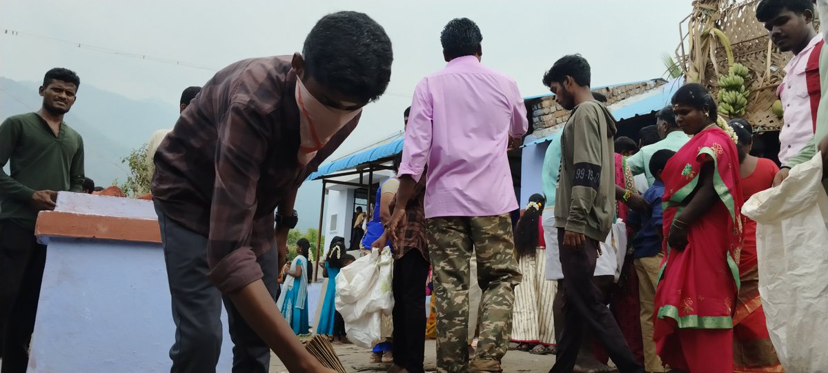 PremMdev07's tweet photo. Dindigul District Palani Balasamuthram kannadi Perumal Temple, Ramar Paatham and surrounding hilly areas of garbage and plastic items were cleaned today on behalf of #SFD_Palani Unit.
#SFD #ABVP #seva #studentseva https://t.co/SYiH8BsY2k