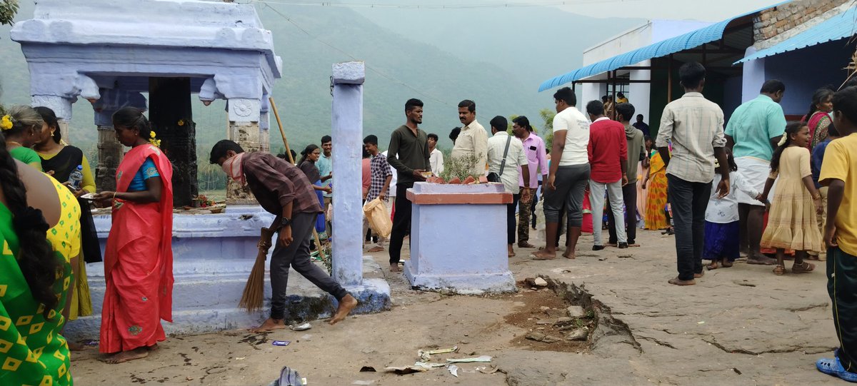 PremMdev07's tweet photo. Dindigul District Palani Balasamuthram kannadi Perumal Temple, Ramar Paatham and surrounding hilly areas of garbage and plastic items were cleaned today on behalf of #SFD_Palani Unit.
#SFD #ABVP #seva #studentseva https://t.co/SYiH8BsY2k