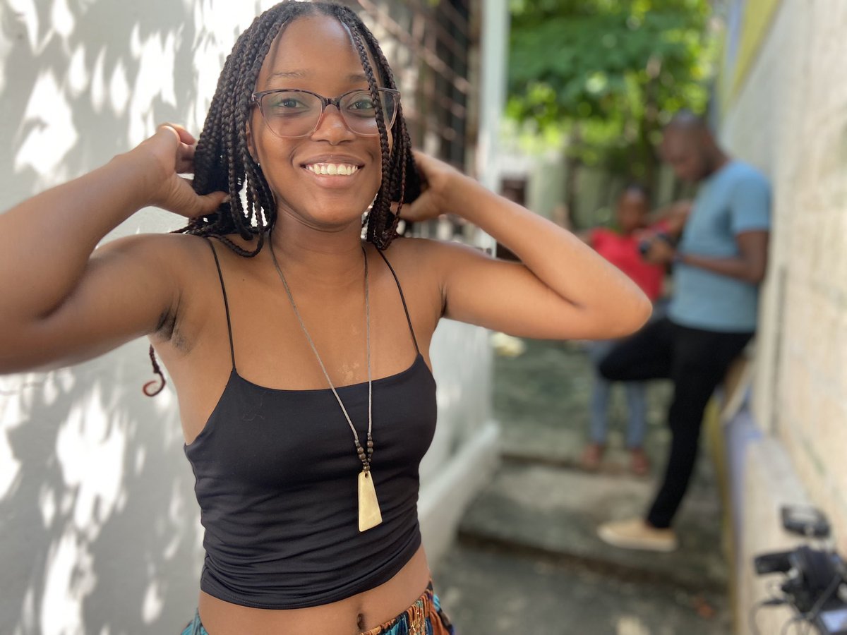 enlisantfest's tweet photo. DIRE PORT-AU-PRINCE 

On tourne tous les textes de @Gaelleactrice, l’invitée d’honneur de la 8ème édition du festival @enlisantfest. Port-au-Prince et sa douce nuit, Aimer en stéréo, Que ton règne vienne, Transit, Le genre et le nombre. Merci à @FlorentzCh, @lexandro_nico, Kate👇🏾 https://t.co/srTsDvLS6l