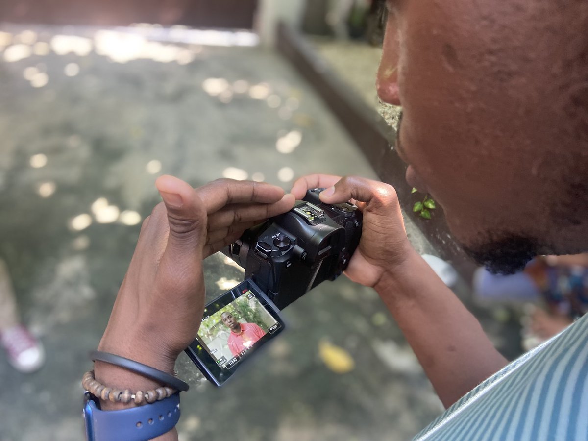 enlisantfest's tweet photo. DIRE PORT-AU-PRINCE 

On tourne tous les textes de @Gaelleactrice, l’invitée d’honneur de la 8ème édition du festival @enlisantfest. Port-au-Prince et sa douce nuit, Aimer en stéréo, Que ton règne vienne, Transit, Le genre et le nombre. Merci à @FlorentzCh, @lexandro_nico, Kate👇🏾 https://t.co/srTsDvLS6l