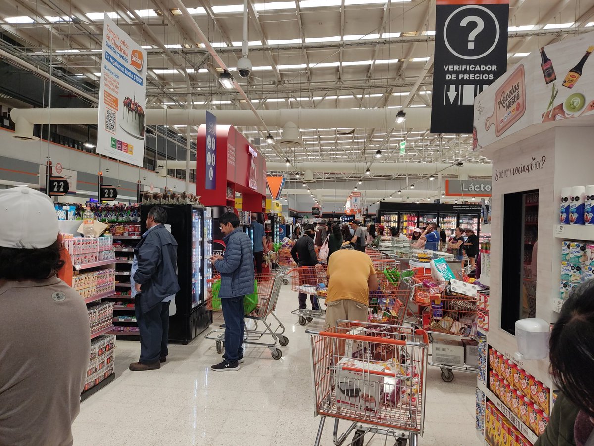 DanMelo117's tweet photo. @Chedrauioficial parece que no hay sistema en Chedraui Tenayuca CDMX desde hace ya mas de media hora, saben si tardarán mucho? Ya hay mucha gente esperando https://t.co/ch5sjOc7lq