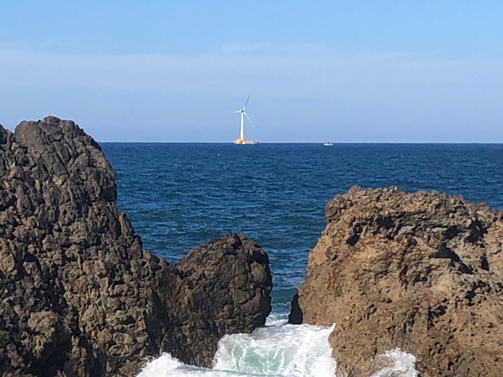 xaviersabate's tweet photo. L'ex-diputada al Parlament Teresa Carrera m'envia la 1a foto a 3,7 Kms de la costa a Armintza (Biscaia) - la 2a és del mes d'agost quan el transportaven- i li dic: M'encanta. Una màquina que neteja l'aire per omissió de GEI que resta a la combustió de combustibles fòssils https://t.co/IPLbBdO8Np