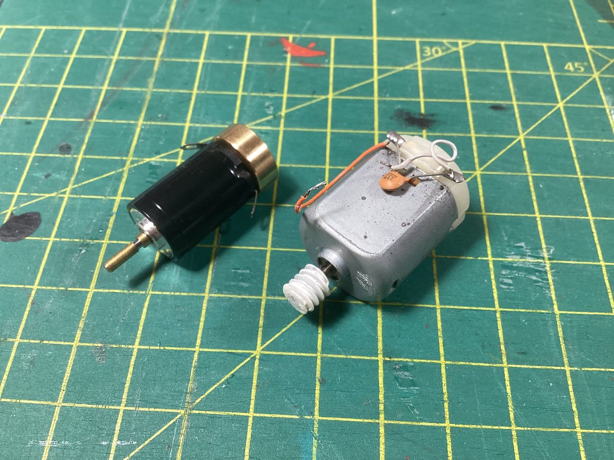 warmwalzwerk's tweet photo. An dieser kleinen Lok von #Dingler gibt‘s einiges zu tun: Motor ersetzen, #RP25-Radscheiben aufpressen, knallgelbe LEDs durch warmweiße LEDs ersetzen, Federpuffer und Kupplungshaken von #Weinert einbauen… https://t.co/a5zqrchHiy