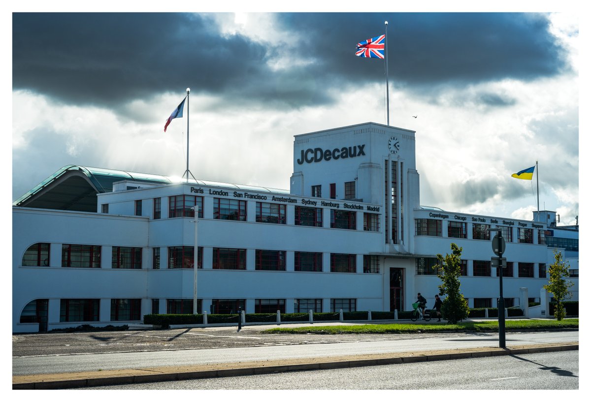 arronstrutt's tweet photo. fter many years, today was the day I finally captured the fabulous Art Deco style building with wonderful lighting. Built as a factory in 1935-6, now offices for JC Decaux.  #brentford #goldenmile #artdecostyle https://t.co/VeAvfv7EFT