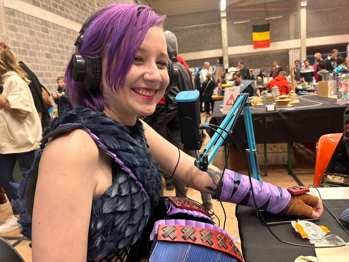 Today I was at the radio with my Nargacuga cosplay !! 
#MonsterHunter #cosplay