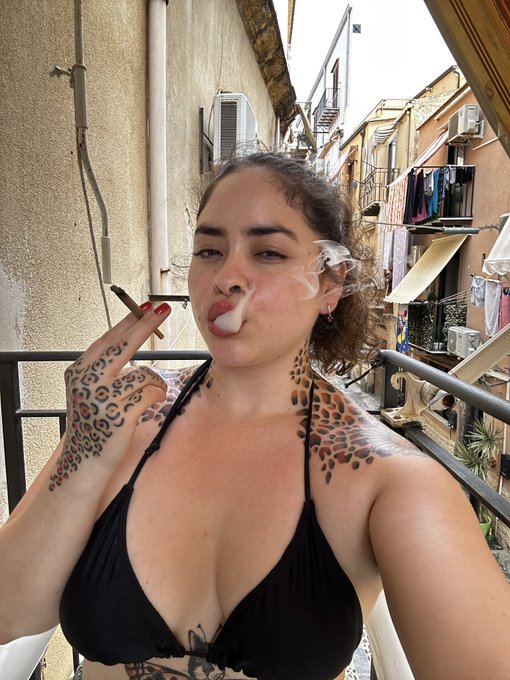 Hairy Lola or stoner Lola?😻😈 https://t.co/wPf0FTFKkx