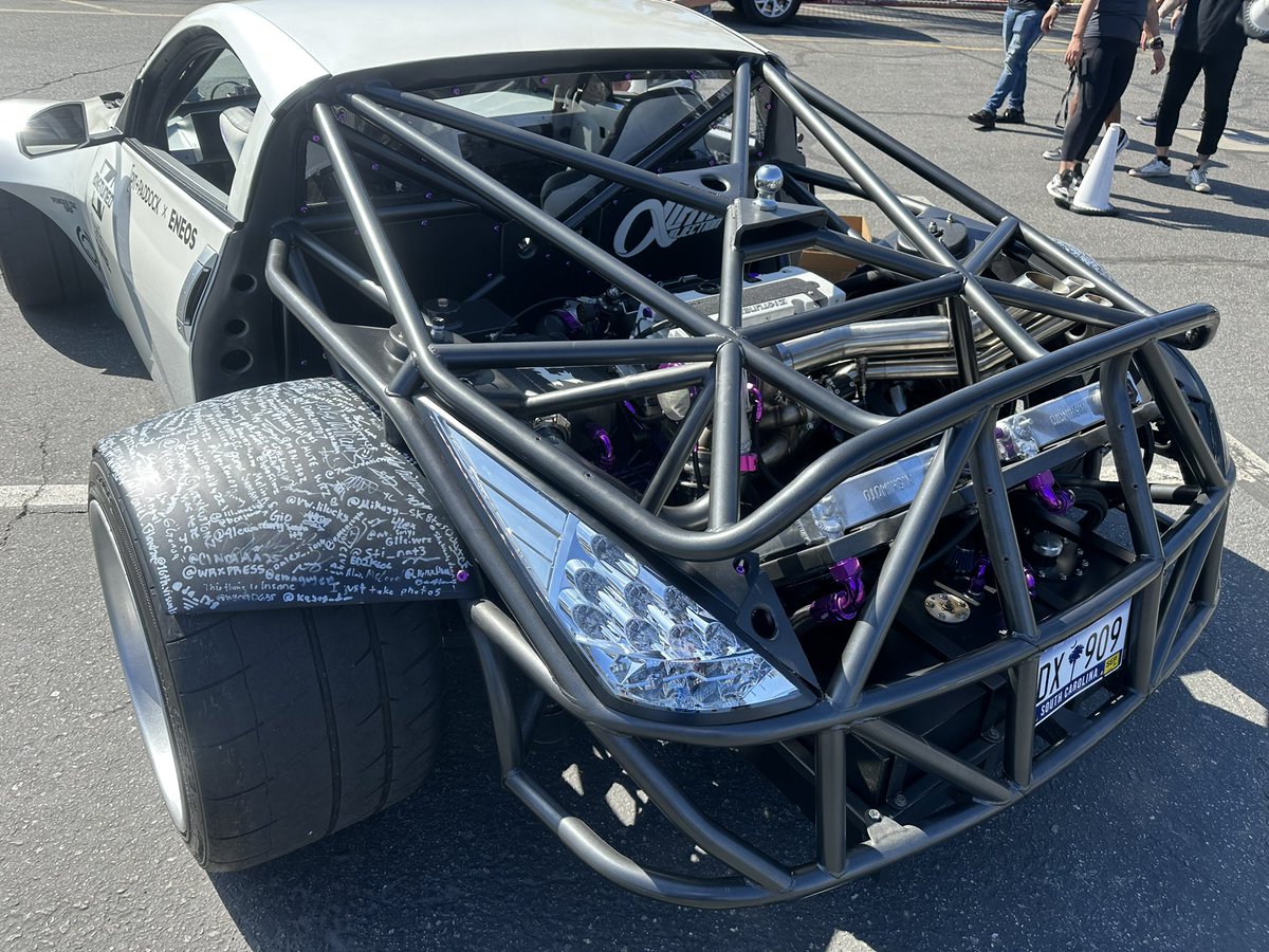 masubili's tweet photo. 前後に横置きエンジンって、独立四輪駆動？？🤔🤔🤔🤔
クレイジーすぎ😨😨
 #formuladrift https://t.co/E0drWgYc6R