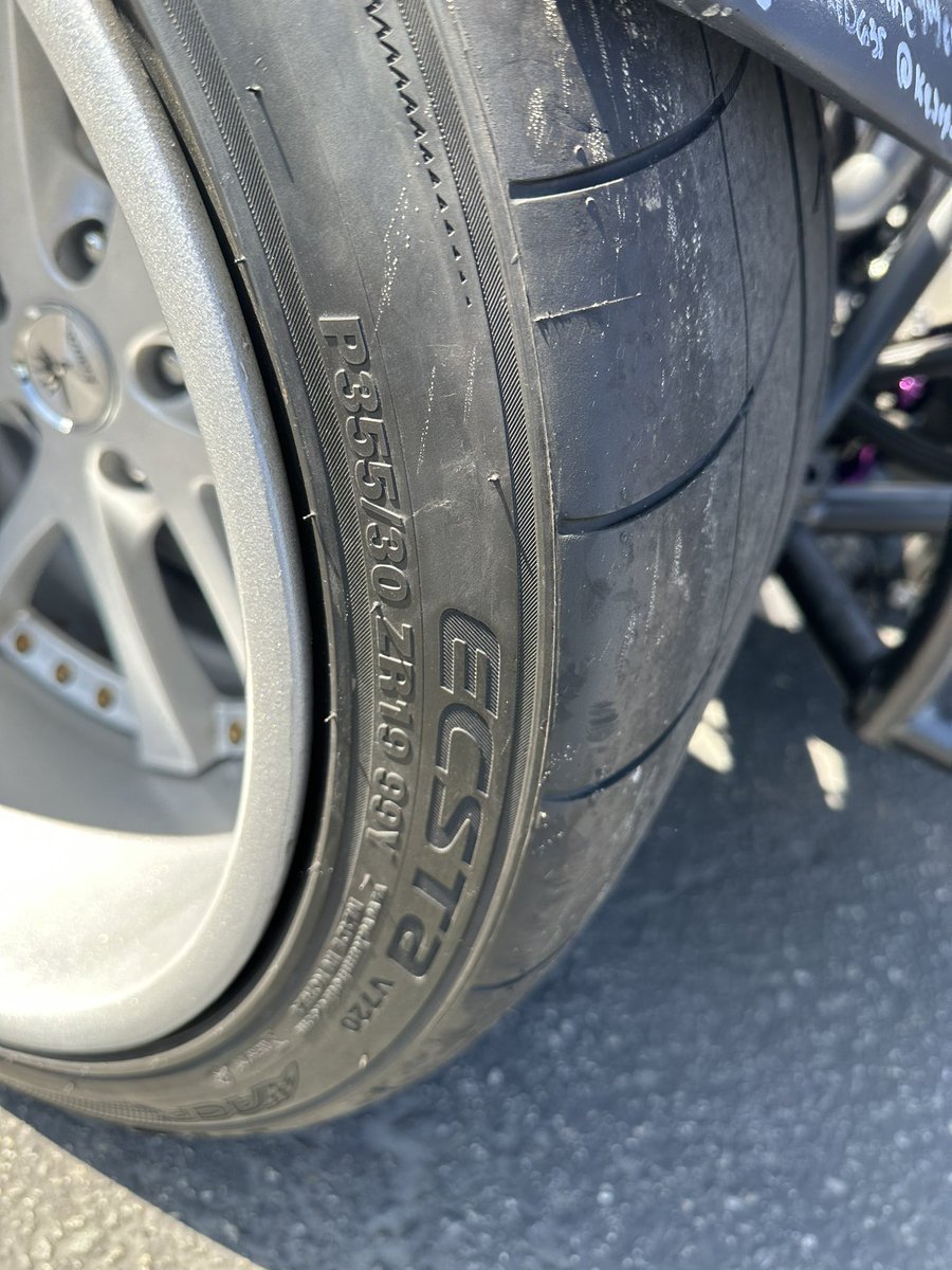 masubili's tweet photo. 前後に横置きエンジンって、独立四輪駆動？？🤔🤔🤔🤔
クレイジーすぎ😨😨
 #formuladrift https://t.co/E0drWgYc6R