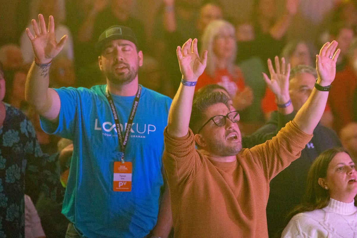 WillGraham_4's tweet photo. I praise God for an incredible start to the Thompson-Okanagan #LookUpTour last night in Kamloops, British Columbia. I gave the audience the opportunity to turn from their sins and surrender their lives into the hands of Jesus. Praise the Lord for all of those who did just that! https://t.co/YxaTEzymyj