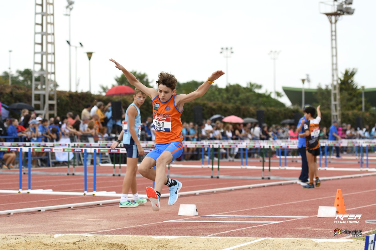 atletismoRFEA's tweet photo. Torrevieja, testigo de una magnífica jornada de sábado 
#CEatletismoSub14Equ 

Diversión, compañerismo, competición y muchas emociones en la pista

Los líderes provisionales 
🚺@Nerjaatletismo
🚹@PuentecillasP   

Mañana (desde las 10:00h) el desenlace 

📊https://t.co/Ph0lNXdWZK https://t.co/faplXqIhw5