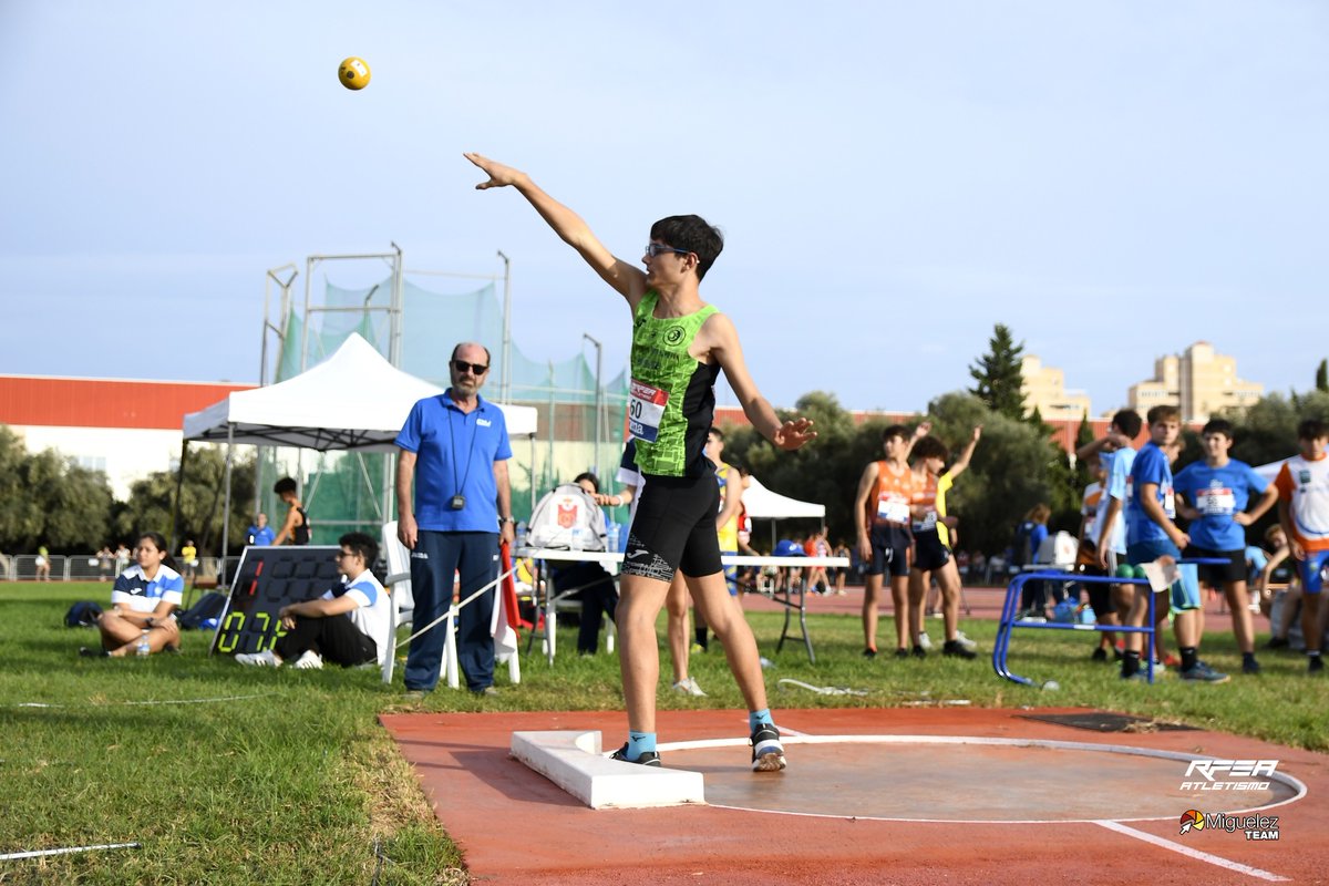 atletismoRFEA's tweet photo. Torrevieja, testigo de una magnífica jornada de sábado 
#CEatletismoSub14Equ 

Diversión, compañerismo, competición y muchas emociones en la pista

Los líderes provisionales 
🚺@Nerjaatletismo
🚹@PuentecillasP   

Mañana (desde las 10:00h) el desenlace 

📊https://t.co/Ph0lNXdWZK https://t.co/faplXqIhw5