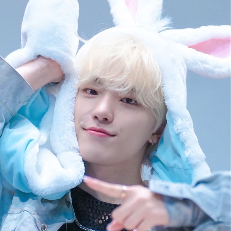 SolCadena7's tweet photo. Vernon. dino.  seventeen 💙 #seventeen 💙💙💙 https://t.co/BHurrpTYJO