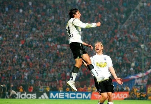 Enzillo3's tweet photo. Jugó en Colo Colo, Villareal, Sporting de Lisboa, Fiorentina y Milán. 

Además, un mundial sub 20, un mundial adulto y ganó una Copa América, participó en 84 partidos e hizo 14 goles por Chile.

Lo de Matías Fernández fue una tremenda y hermosa carrera. No le debe nada a nadie. https://t.co/wdvW3duyr7