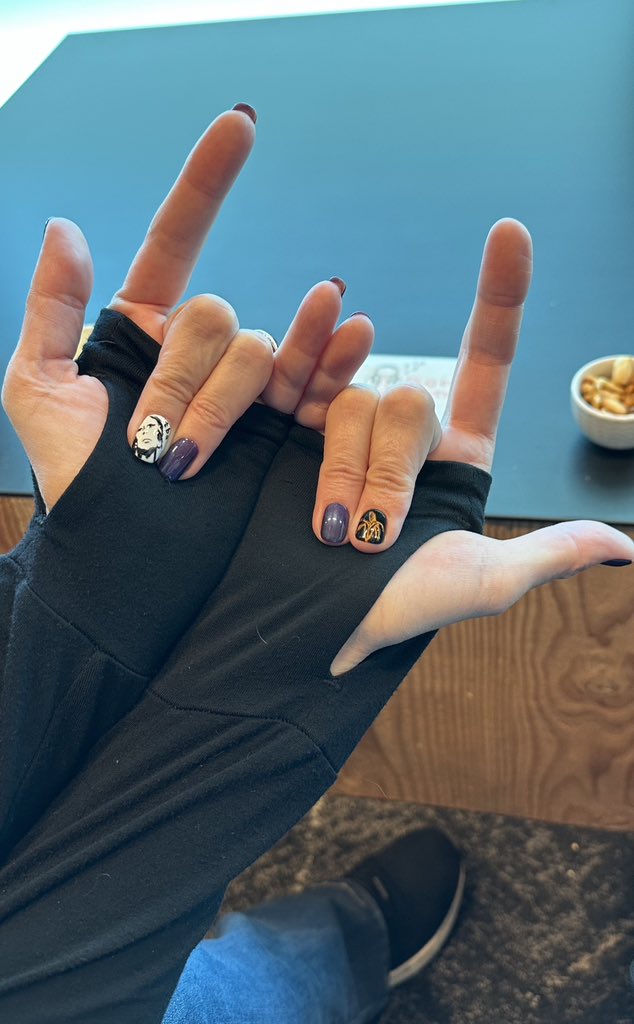 Kimmycat3's tweet photo. @TheDandyWarhols Forgot the photo portion of my Black Angels/Dandys manicure haha 🤘🏻💅🏻 https://t.co/yTW8jVhpFq