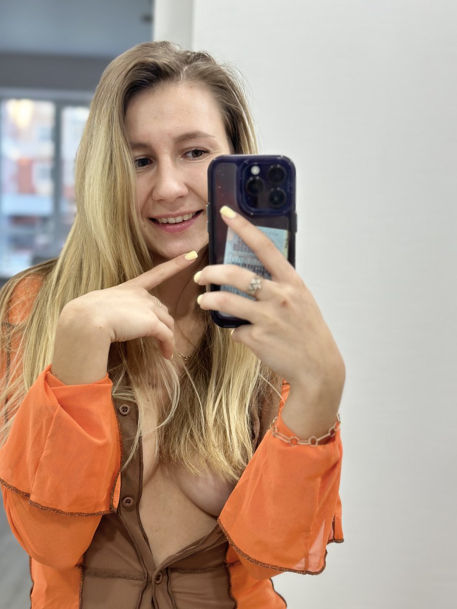 luilefly's tweet photo. Do I look good in orange?😘😊 https://t.co/4PanSP2lJI
