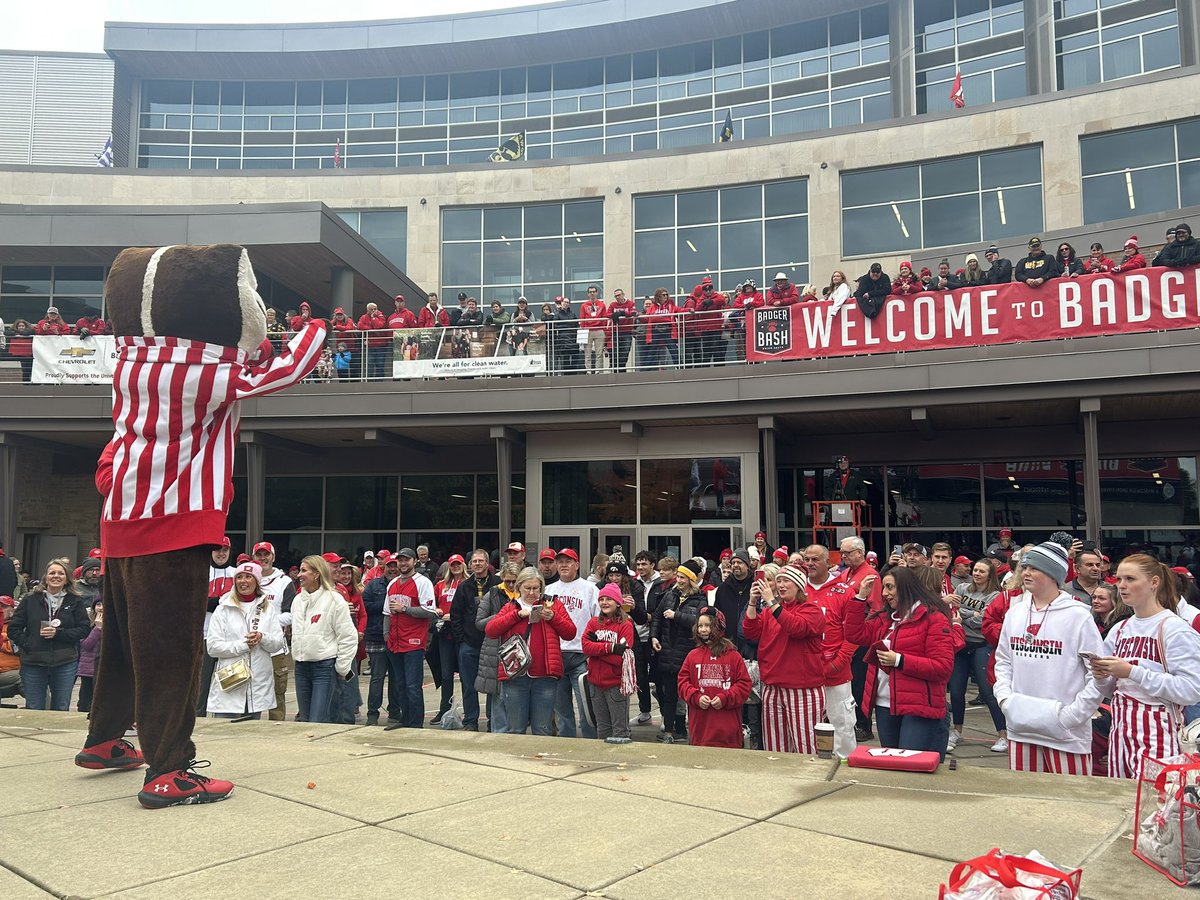 wmtv15news's tweet photo. On, Wisconsin! #badgerbash https://t.co/4ZxQSuQxnr