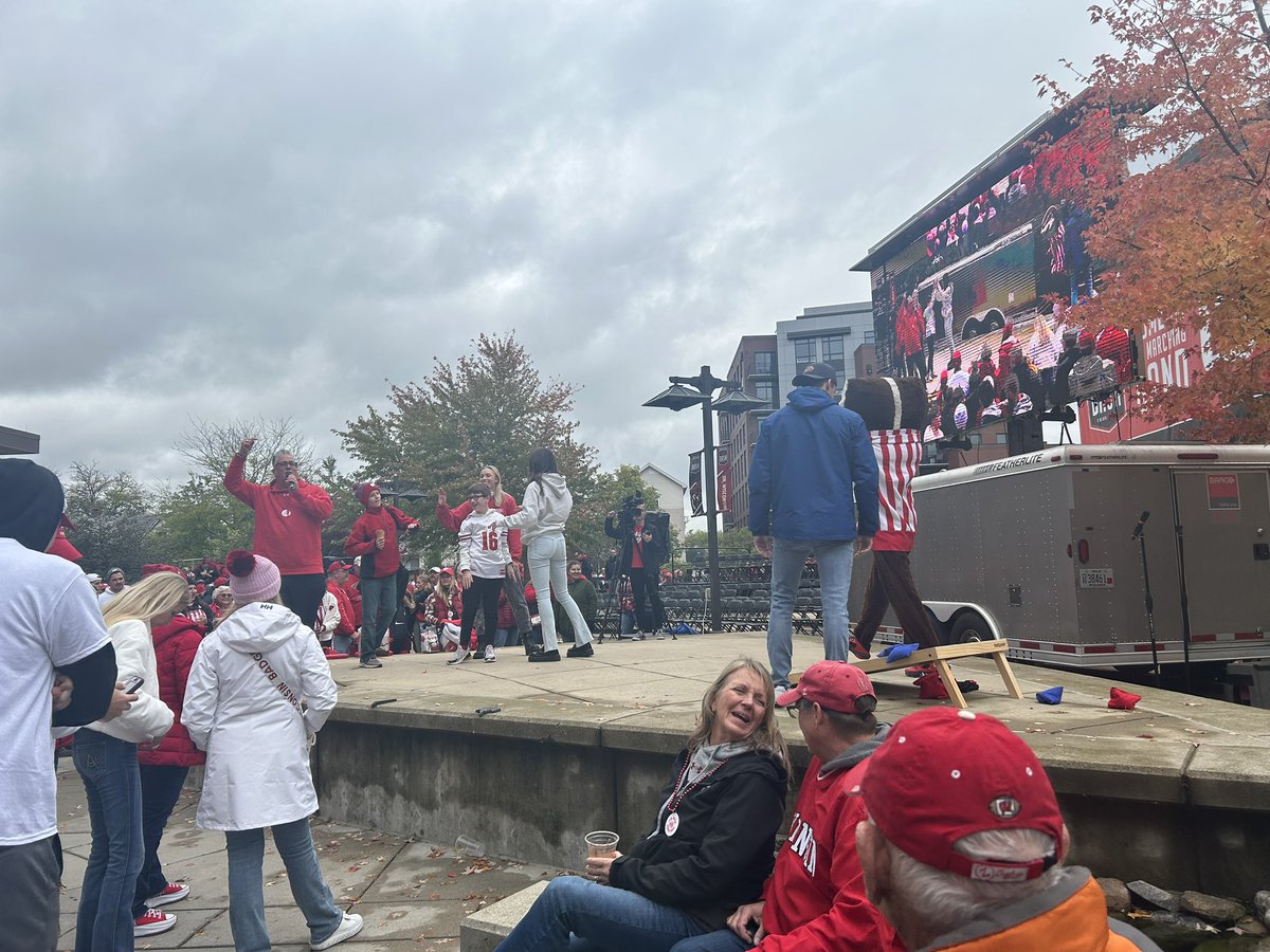 wmtv15news's tweet photo. On, Wisconsin! #badgerbash https://t.co/4ZxQSuQxnr