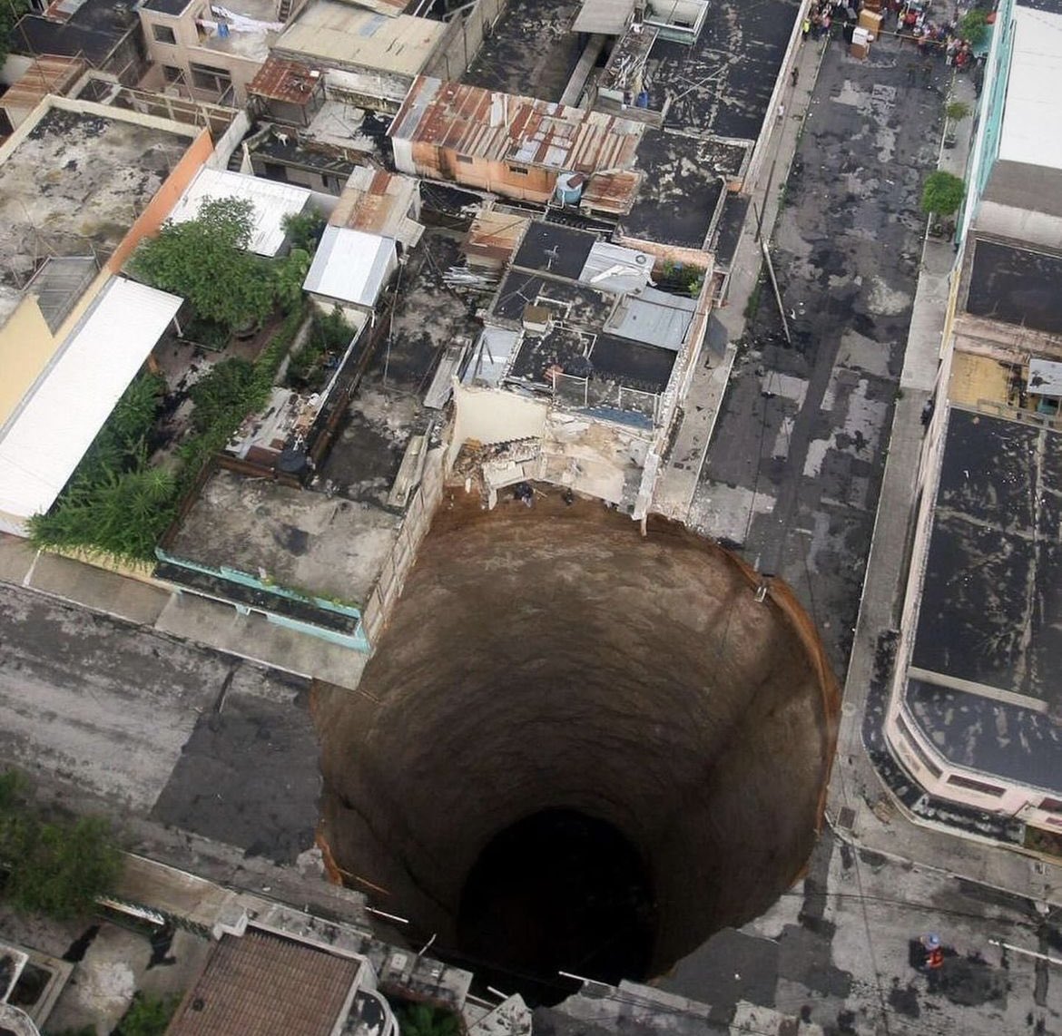 In the year 2010, a colossal and terrifying natural phenomenon occurred in Guatemala City. An enormous sinkhole, measuring a staggering 60 feet in width and plunging down to a depth equivalent to 30 stories of a building, suddenly opened up right in the heart of the city.