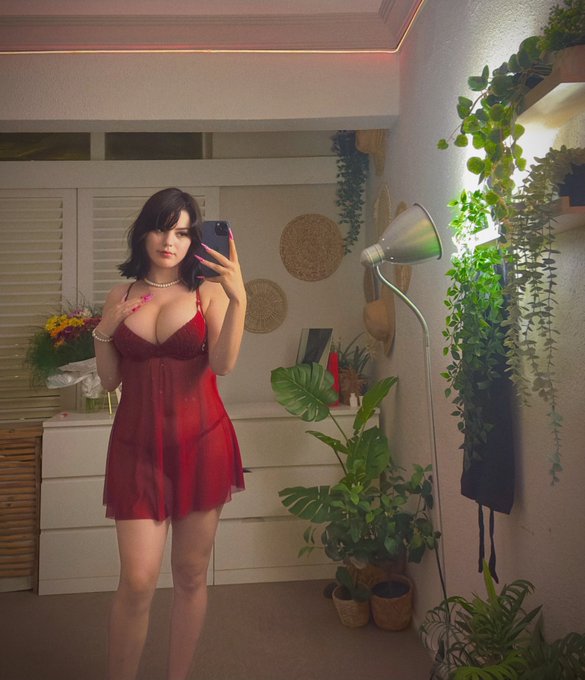 Kırmızı geceliğimi giydim 💋 https://t.co/sCS6rk3Z66