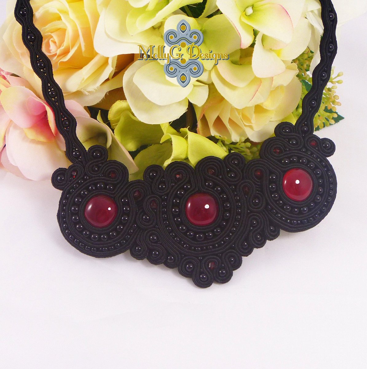 MollyGDesigns's tweet photo. This black statement necklace with red accent beads will take you from Halloween to Christmas
https://t.co/S8p85XKKJ4
#jewellerylover #Halloween #gothic #MHHSBD https://t.co/DonWw7aeKm