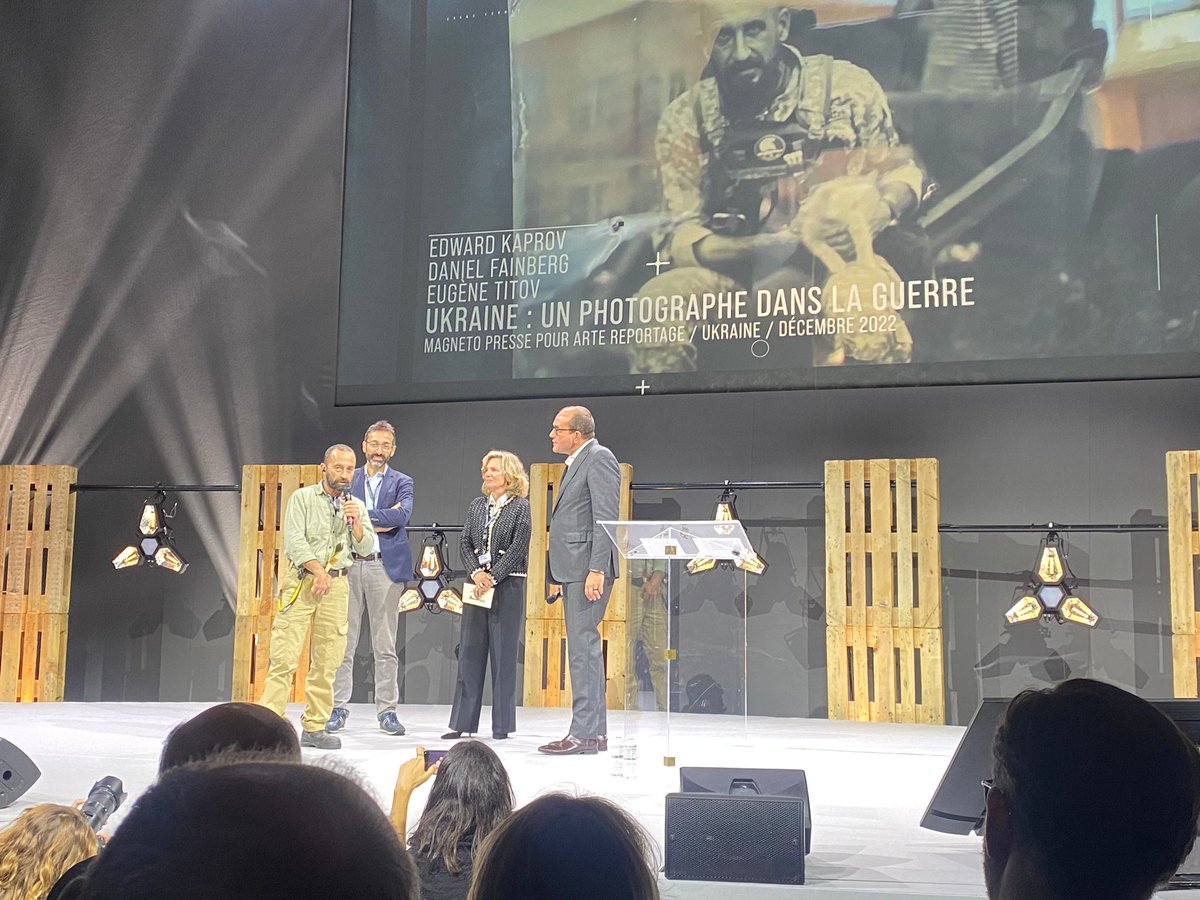 🗨️ "Merci beaucoup #Bayeux pour votre accueil chaleureux" <a href="/edkaprov/">Edward Kaprov</a>, co-lauréat du Trophée #Télévision Grand Format - Prix <a href="/CrisisGroup/">Crisis Group</a> #PBCN2023 #Ukraine #TV #PrixBayeux