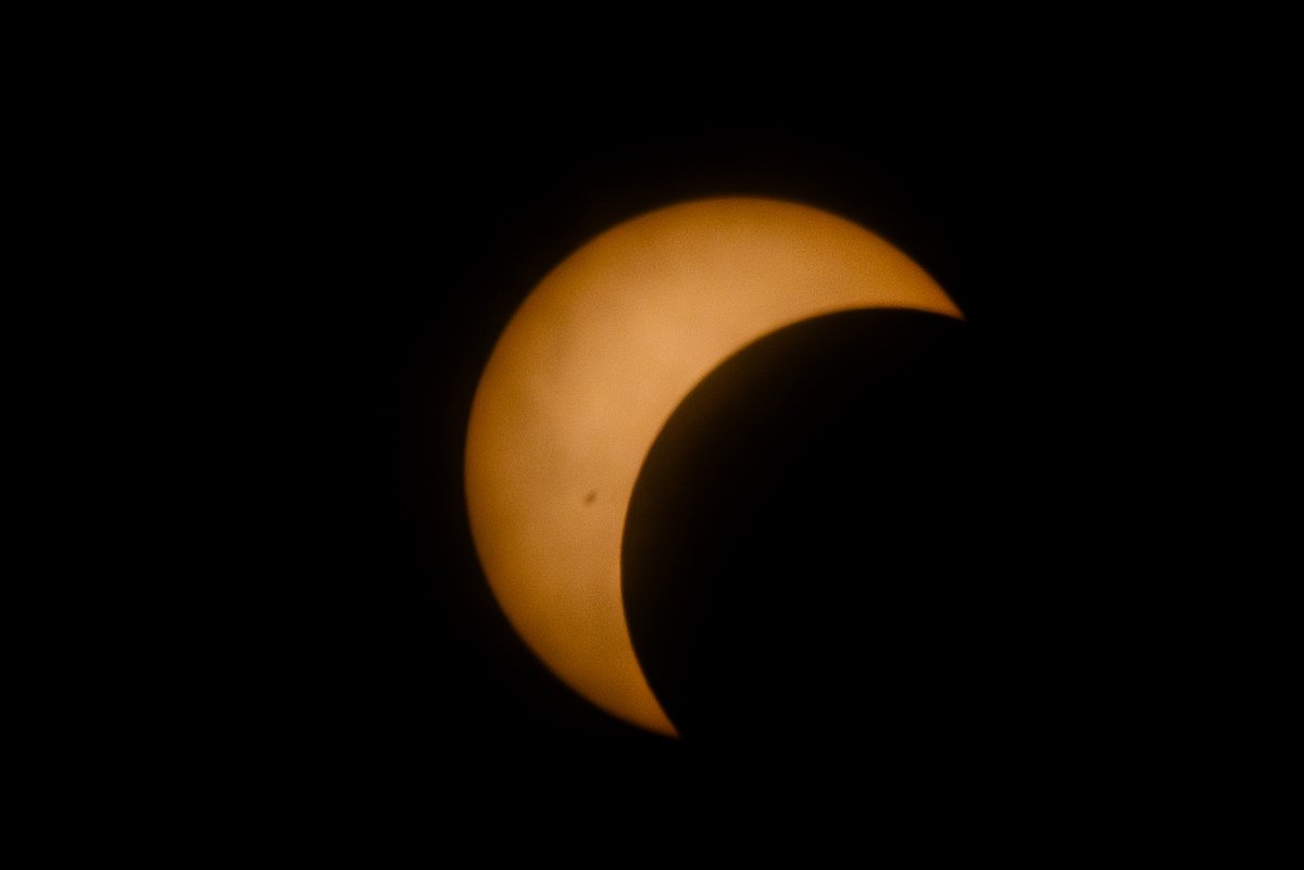 The clouds mostly went away for about a minute near the peak. Only about 58% obscured in Miami though. Instead of a "Ring of fire", I got to see a plasma Pac-Man.