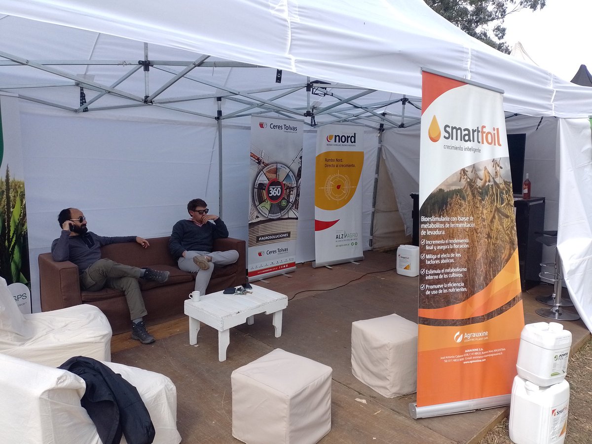 Martinpacheco13's tweet photo. Junto a @CeresTolvas y productores de la zona  desde la exporural de Coronel Suárez @ALZ_Agro  #buenoshibridos #buenanutricion #biosoluciones https://t.co/rYONAiW0ay