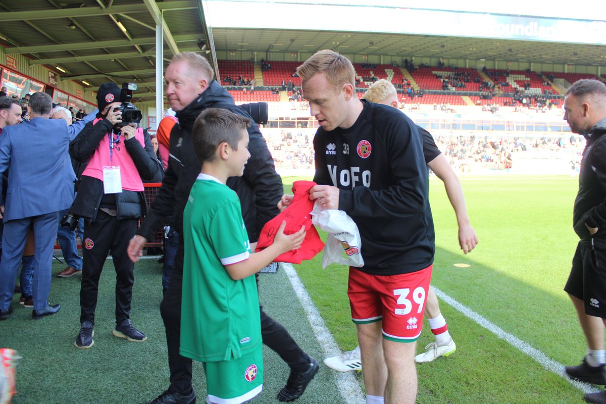 Another shout out goes to @WFCOfficial player Danny Johnson for meeting Harry and giving him a signed DJ is a Red T-shirt!